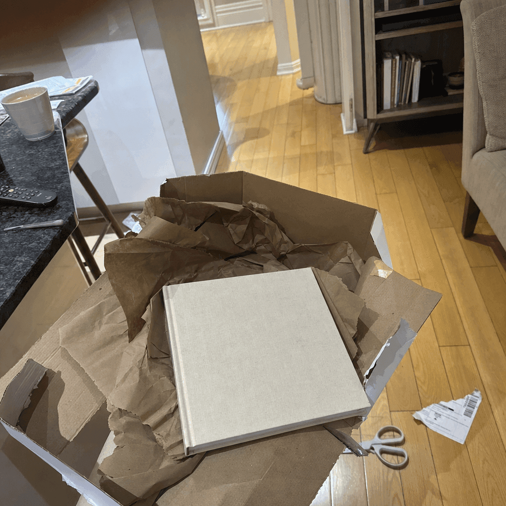 Foto von Ursula L. mit dem Memsy-Buch