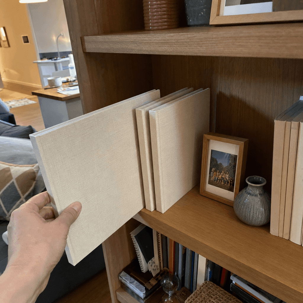 Foto von Hans-Jürgen T. mit dem Memsy-Buch